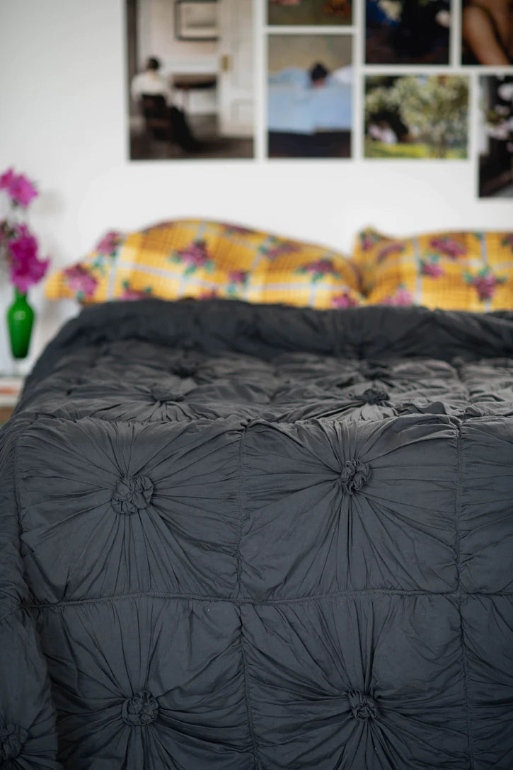 Lazybones Rosette Quilt - Charcoal